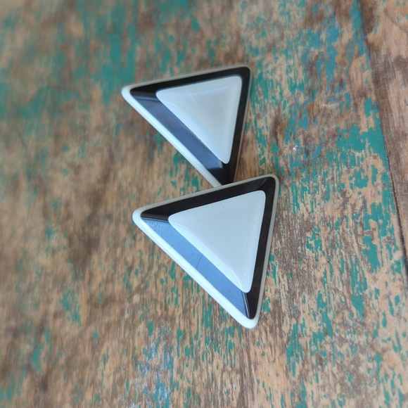 Vintage Black & White Pearlized Lucite Triangle Pyramid Post Earrings - Picture 5 of 7